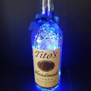 Tito Vodka Schnaps Flasche.  LED-Batterie betriebene Lichter. Multi Light Farboptionen