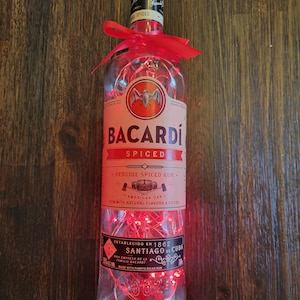 Botella de licor iluminada de ron especiado Bacardi. Luces LED que funcionan con pilas.