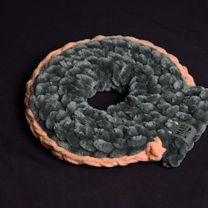 Piel de serpiente acogedora - Talla XS, color gris y ribete coral