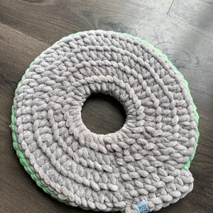 Donut Serpiente - Grande Gris con Ribete Menta