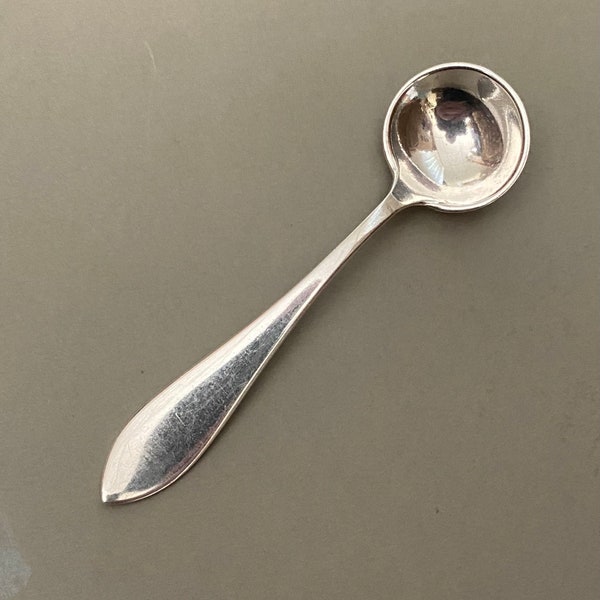 WENTWORTH PLAIN sterling silver master salt spoon by DURGIN Silver Company circa 1905