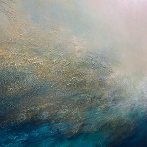 Op de afbeelding: Abstract schilderij met een kleurverloop van lichtblauw naar donkerblauw, met hints van goud en wit.