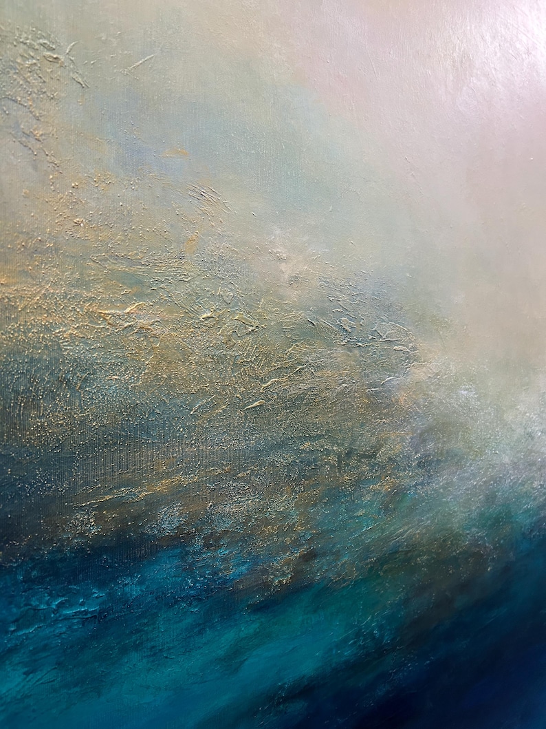 Op de afbeelding: Abstract schilderij met een kleurverloop van lichtblauw naar donkerblauw, met hints van goud en wit.