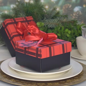 パーソナライズされたクリスマスイブボックス：赤いチェック柄のギフトボックス