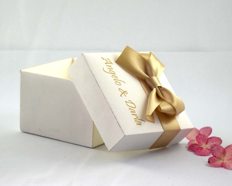 Ivory gift box with print Ivory bridesmaid boxes Wedding ...