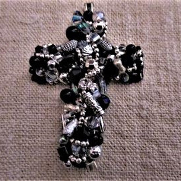 Pendentif religieux croix perles