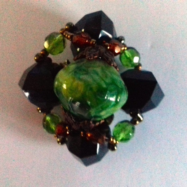 Broche en grosses perles