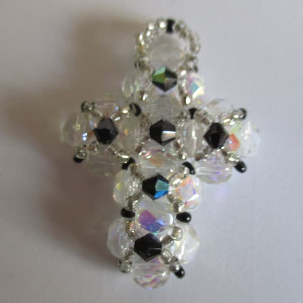 Pendentif religieux croix perles