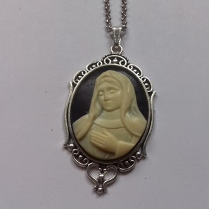 Cameo style pendant necklace