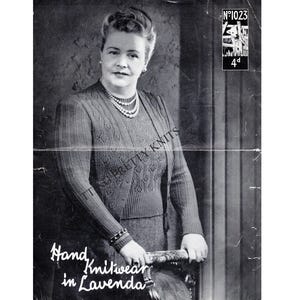 Könnte beinhalten: Ein Schwarzweißfoto einer Frau, die einen gestrickten Pullover und Rock trägt. Der Pullover hat ein Zopfmuster und der Rock ist schlicht gehalten. Die Frau steht vor einer Wand und hält einen Stuhl. Der Text "Hand Knitwear in Lavenda" ist unter dem Bild gedruckt. Der Text "N°1023 4d" ist in einem Kasten in der oberen rechten Ecke des Bildes gedruckt.