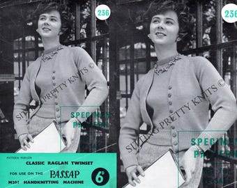 Può includere: Una fotografia in bianco e nero di una donna che indossa un completo di cardigan in maglia a due pezzi. Il cardigan ha una chiusura con bottoni e un manico raglan. Il set è progettato per essere utilizzato sulla macchina per maglieria a mano Passap M20 !. Il numero del modello è M201/236.