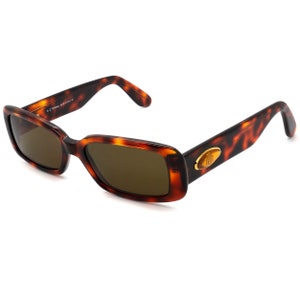 Könnte beinhalten: Schildpatt-Sonnenbrille mit braunen Gläsern und einem goldenen Logo an der Seite.