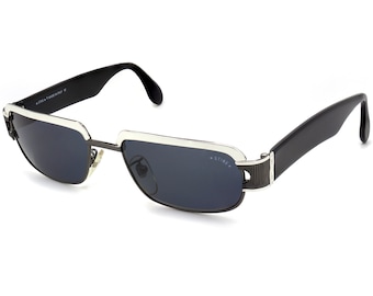 Könnte beinhalten: Schwarze Sonnenbrille mit silbernem Rahmen und dem Wort "STING" auf der rechten Linse.