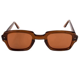 Puede incluir: Gafas de sol con montura de carey marr&oacute;n y lentes marrones.