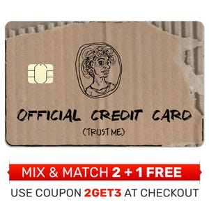 Op de afbeelding: Een rechthoekige creditcard met een bruine kartontextuur, voorzien van een zwarte inkttekening van een persoon in een ovaal kader. De tekst luidt OFFICIAL CREDIT CARD (TRUST ME) in het zwart. Een gouden EMV-chip is links zichtbaar.