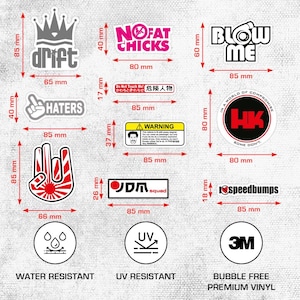 Può includere: Una collezione di vari adesivi con testo e grafica audaci. I disegni includono le parole "drift", "NO FAT CHICKS", "BLOW ME", "HATERS", "WARNING" e "JDM squad". Gli adesivi sono resistenti all'acqua, ai raggi UV e in vinile premium senza bolle. Misure in mm.