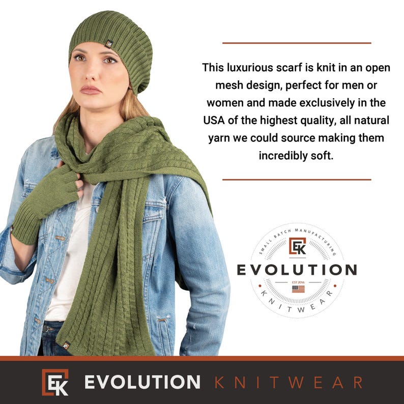 Puede incluir: Una bufanda y un gorro de punto verde a juego. La bufanda est&aacute; drapeada sobre los hombros de una persona y el gorro est&aacute; en su cabeza. El texto "EVOLUTION KNITWEAR" es visible en la imagen.