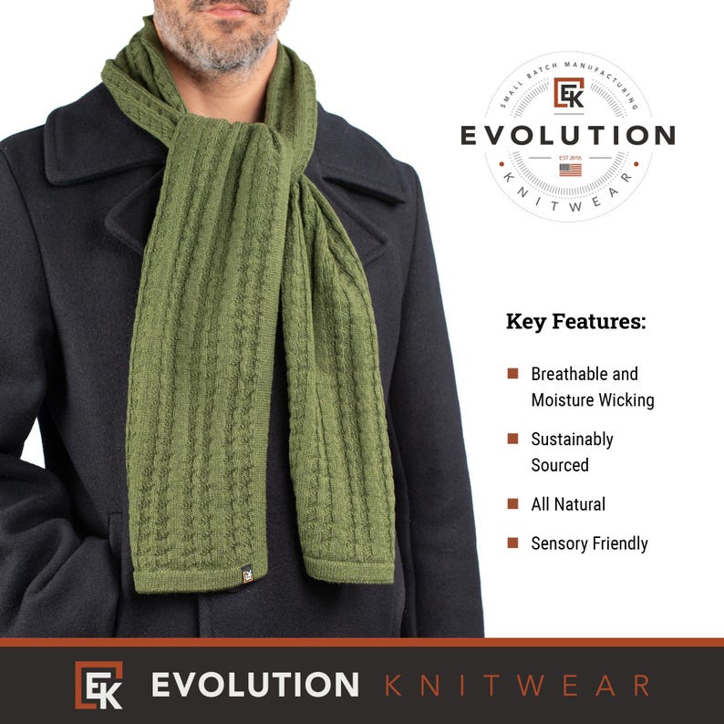 Puede incluir: Una bufanda de punto verde con un patr&oacute;n texturizado. La bufanda est&aacute; hecha por Evolution Knitwear, una peque&ntilde;a empresa de fabricaci&oacute;n.