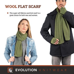 Puede incluir: Una bufanda plana de lana verde. La bufanda se muestra siendo usada por dos personas, una con una chaqueta vaquera y la otra con un abrigo azul oscuro. El texto "WOOL FLAT SCARF" est&aacute; en la parte superior de la imagen. El texto "This super soft Merino wool knit scarf is a great choice for both men and women." est&aacute; debajo del t&iacute;tulo. El texto "EK EVOLUTION KNITWEAR" est&aacute; en la parte inferior de la imagen.