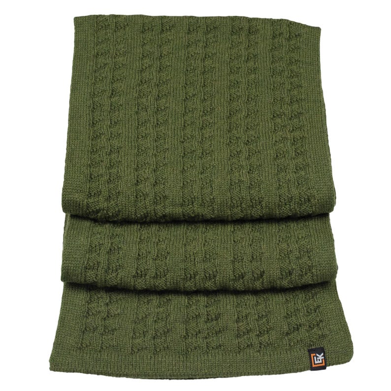 Puede incluir: Una bufanda de punto verde con un patr&oacute;n de punto trenzado. La bufanda est&aacute; doblada en tres partes y la etiqueta de la marca es visible en la esquina inferior derecha.