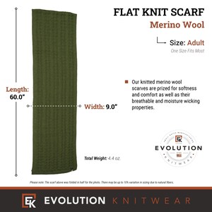 Puede incluir: Una bufanda de punto plano de lana merino verde, que mide 152,4 cm de largo y 22,9 cm de ancho. La bufanda est&aacute; doblada por la mitad para la foto. El texto "FLAT KNIT SCARF" y "Merino Wool" se muestra sobre la bufanda. El texto "Size: Adult" se muestra debajo de la bufanda. El texto "One Size Fits Most" se muestra debajo de "Size: Adult". El texto "Total Weight: 4.4 oz." se muestra debajo de la bufanda. El texto "Our knitted merino wool scarves are prized for softness and comfort as well as their breathable and moisture wicking properties." se muestra a la derecha de la bufanda. El texto "Please note: The scarf above was folded in half for the photo. There may be up to 10% variation in sizing due to natural fibers." se muestra debajo de la bufanda. El texto "EK EVOLUTION KNITWEAR" se muestra debajo de la bufanda.