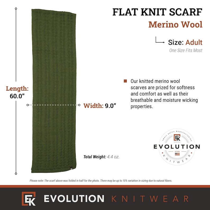Puede incluir: Una bufanda de punto plano de lana merino verde, que mide 152,4 cm de largo y 22,9 cm de ancho. La bufanda est&aacute; doblada por la mitad para la foto. El texto "FLAT KNIT SCARF" y "Merino Wool" se muestra sobre la bufanda. El texto "Size: Adult" se muestra debajo de la bufanda. El texto "One Size Fits Most" se muestra debajo de "Size: Adult". El texto "Total Weight: 4.4 oz." se muestra debajo de la bufanda. El texto "Our knitted merino wool scarves are prized for softness and comfort as well as their breathable and moisture wicking properties." se muestra a la derecha de la bufanda. El texto "Please note: The scarf above was folded in half for the photo. There may be up to 10% variation in sizing due to natural fibers." se muestra debajo de la bufanda. El texto "EK EVOLUTION KNITWEAR" se muestra debajo de la bufanda.