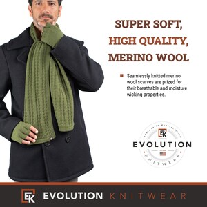 Puede incluir: Un hombre lleva un abrigo negro con una bufanda de lana merino verde y guantes sin dedos. El texto "SUPER SOFT, HIGH QUALITY, MERINO WOOL" est&aacute; por encima de la imagen. El texto "Seamlessly knitted merino wool scarves are prized for their breathable and moisture wicking properties." est&aacute; debajo de la imagen. El texto "EK EVOLUTION KNITWEAR" est&aacute; en la parte inferior de la imagen.