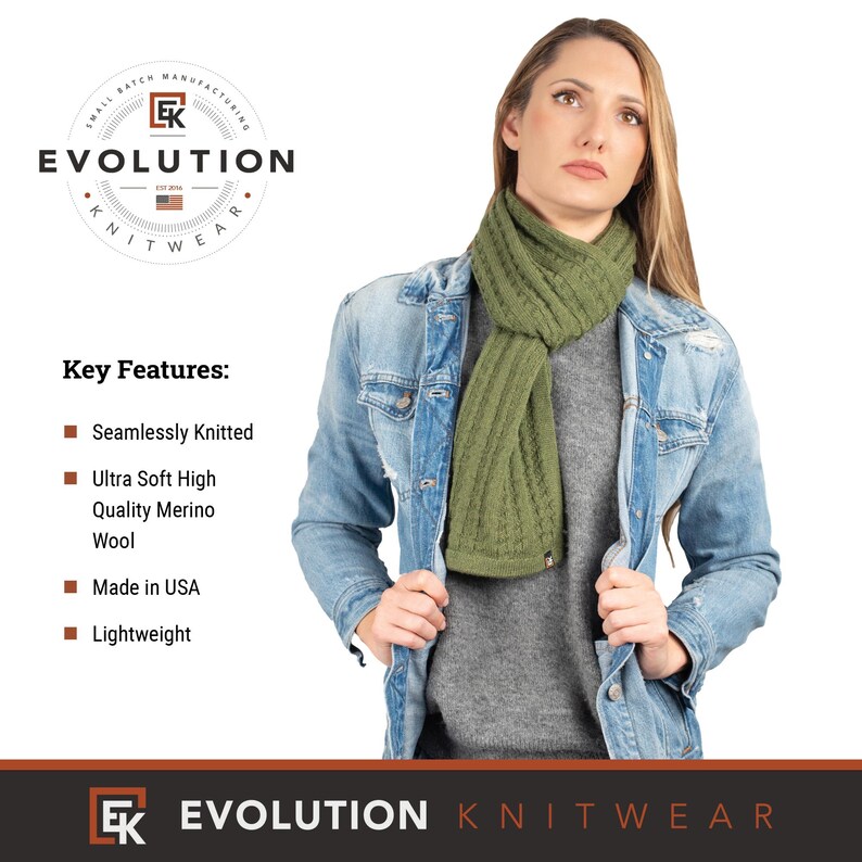 Puede incluir: Una bufanda de lana merino verde con textura acanalada. La bufanda la lleva puesta una persona que lleva una chaqueta vaquera y un jersey gris. El texto "EVOLUTION KNITWEAR" es visible en la parte inferior de la imagen.
