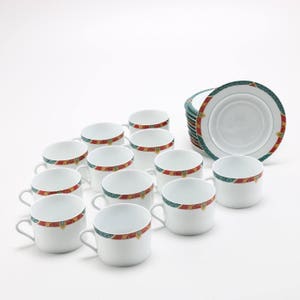 Peut inclure: Un ensemble de 12 tasses à thé et soucoupes blanches avec un motif floral vert et rouge. Les tasses et les soucoupes sont disposées en cercle sur une surface blanche.