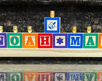 Menorá multicolor personalizada con nombre en inglés para niños, menorá de madera para niños, menorá personalizada para niños, regalo de Hanukkah para bebés