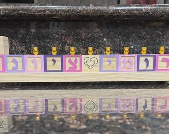 Menorá de madera con alfabeto hebreo personalizado para niños, Menorá con nombre hebreo, Regalo de Hanukkah para bebés, Regalo de nacimiento