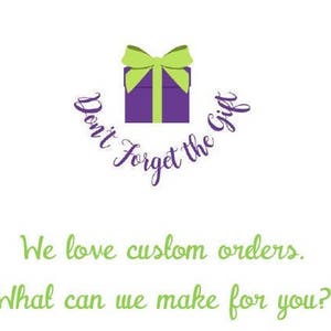 Op de afbeelding: Paarse cadeaudoos met een groene strik en de tekst "Don't Forget the Gift". De tekst "We love custom orders. What can we make for you?" staat onder de doos.