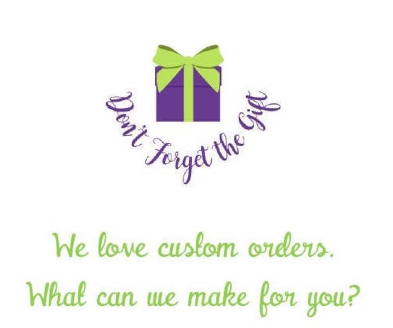 Op de afbeelding: Paarse cadeaudoos met een groene strik en de tekst "Don't Forget the Gift". De tekst "We love custom orders. What can we make for you?" staat onder de doos.
