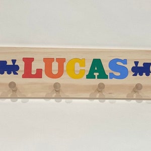 Perchero infantil personalizado, soporte de sombrero de madera de colores primarios, decoración de pared para bebé, regalo personalizado para recién nacido, letreros de madera con nombre.