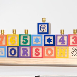 Menorá con nombre hebreo personalizado para niños, Menorá de madera de doble fila para niños, Menorá personalizada para niños, Regalo de Hanukkah para bebés