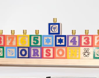 Menorá con nombre hebreo personalizado para niños, menorá de madera de doble fila, regalo de Hanukkah para bebés.