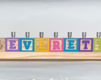 Menorá de madera con bloques del alfabeto personalizados para niños, Menorá de madera en colores pastel, Menorá de Hanukkah personalizada para niños