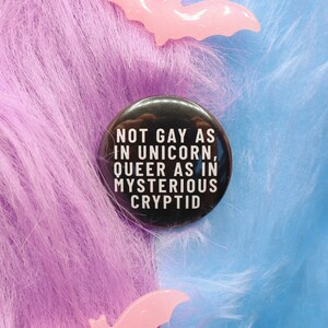 Nicht schwul wie im Einhorn, Queer wie im geheimnisvollen Cryptid Anstecker