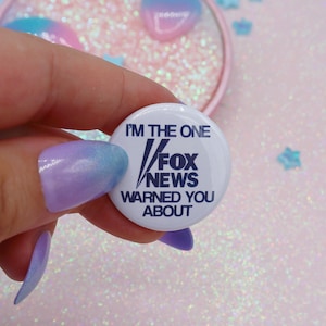 Könnte beinhalten: Weißer Knopf mit blauem Text, der "Ich bin derjenige, vor dem Fox News gewarnt hat" lautet.