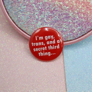 Ik ben homo, trans en een geheim derde ding... Button-badge