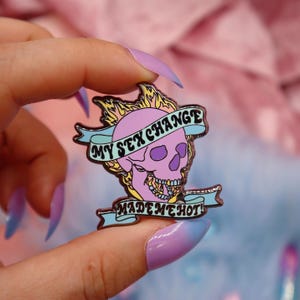 Épinglette en émail « My Sex Change Made Me Made » | Épingle en émail homosexuelle | Épinglette gay en émail | Épinglette en émail trans | Abprallen | Cadeau homosexuel | Cadeau trans