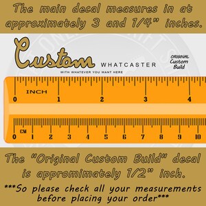 Puede incluir: Se muestra una regla amarilla con marcas en pulgadas y cent&iacute;metros. El texto indica que la calcoman&iacute;a principal mide aproximadamente 8,26 cm. La calcoman&iacute;a "Original Custom Build" mide aproximadamente 1,27 cm. La imagen incluye el texto "Custom Whatcaster".