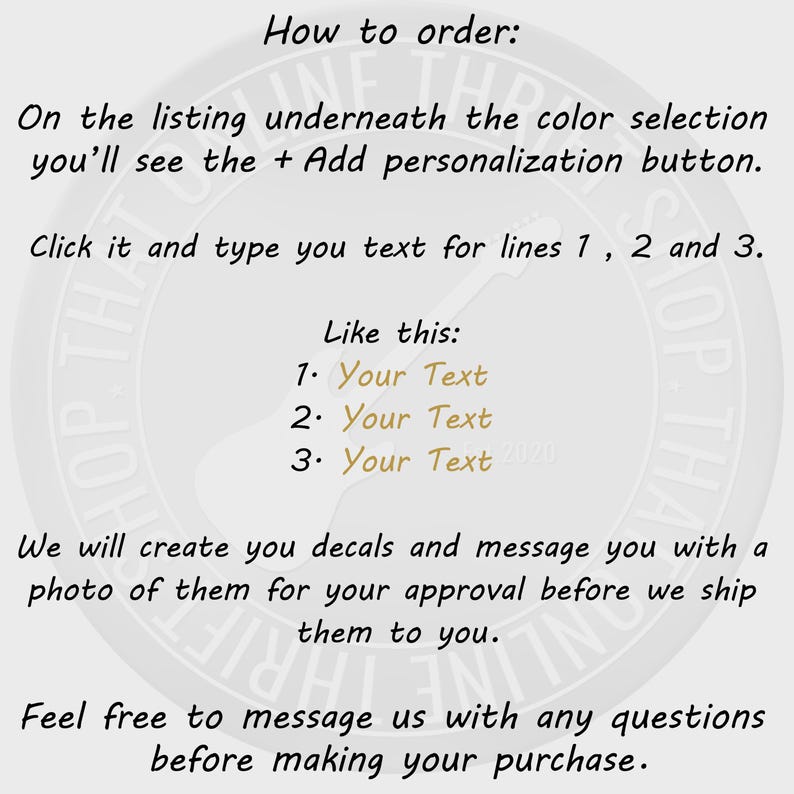 Puede incluir: Gr&aacute;fico beige claro con instrucciones sobre c&oacute;mo pedir calcoman&iacute;as personalizadas. El texto dice: "C&oacute;mo ordenar: En el listado...ver&aacute;s el bot&oacute;n + Agregar personalizaci&oacute;n. Haz clic y escribe tu texto..."