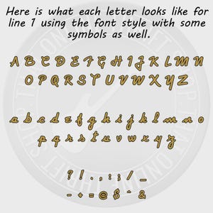 Puede incluir: Una imagen del alfabeto en una fuente espec&iacute;fica, incluyendo letras may&uacute;sculas, min&uacute;sculas y s&iacute;mbolos. Las letras doradas tienen un contorno oscuro, sobre un fondo gris claro.