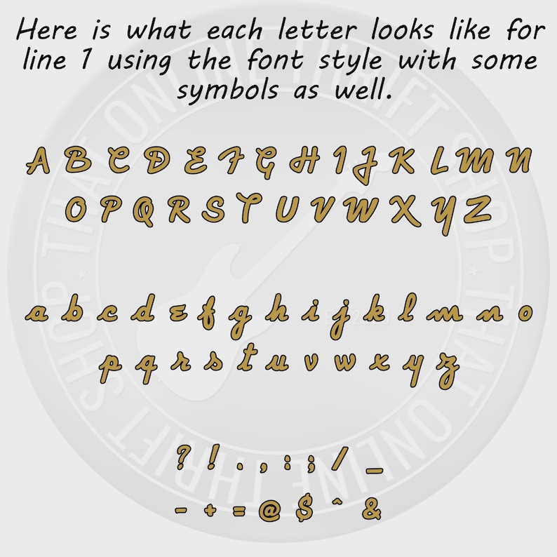 Puede incluir: Una imagen del alfabeto en una fuente espec&iacute;fica, incluyendo letras may&uacute;sculas, min&uacute;sculas y s&iacute;mbolos. Las letras doradas tienen un contorno oscuro, sobre un fondo gris claro.