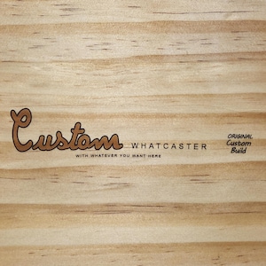 Puede incluir: Primer plano de una superficie de madera con vetas horizontales. La palabra "Custom" est&aacute; escrita en una fuente marr&oacute;n estilizada, con "WHATCASTER" y "WITH WHATEVER YOU WANT HERE" debajo. "ORIGINAL Custom Build" est&aacute; escrito en una fuente m&aacute;s peque&ntilde;a.