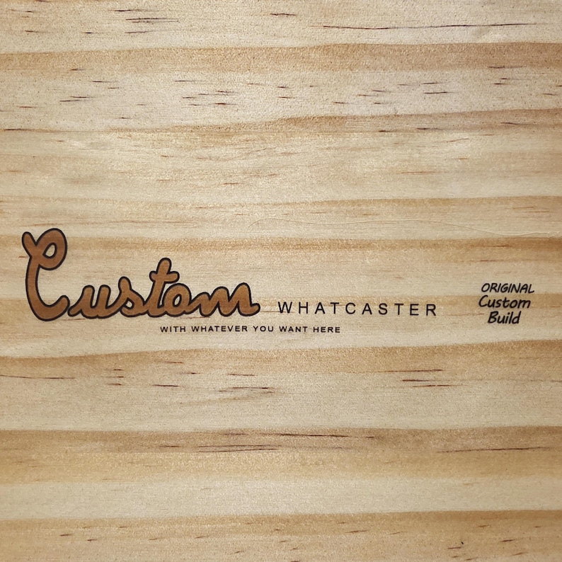 Puede incluir: Primer plano de una superficie de madera con vetas horizontales. La palabra "Custom" est&aacute; escrita en una fuente marr&oacute;n estilizada, con "WHATCASTER" y "WITH WHATEVER YOU WANT HERE" debajo. "ORIGINAL Custom Build" est&aacute; escrito en una fuente m&aacute;s peque&ntilde;a.
