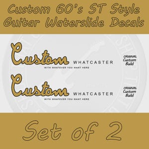 Puede incluir: Un juego de dos calcoman&iacute;as para guitarra. Las calcoman&iacute;as presentan la palabra "Custom" en una fuente estilizada, junto con el texto "WHATCASTER" y "WITH WHATEVER YOU WANT HERE". La imagen tambi&eacute;n incluye el texto "Custom 60's ST Style Guitar Waterslide Decals".
