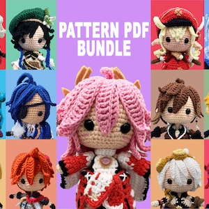 Puede incluir: Una colección de 12 patrones de amigurumi de crochet para personajes populares de anime. Los patrones están en formato PDF y están disponibles en paquete. La imagen muestra los personajes de crochet terminados, incluyendo un personaje de pelo rosa con cuernos, un personaje de pelo azul con parche en el ojo y un personaje de pelo rojo con sombrero.