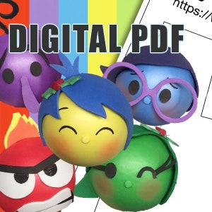 Puede incluir: Cinco personajes de fieltro coloridos de la película Inside Out. Los personajes son Alegría, Tristeza, Ira, Miedo y Asco. Cada personaje tiene una expresión facial y características únicas. Los personajes están dispuestos en un círculo, con Alegría en el centro.